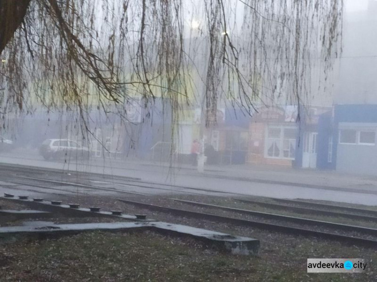 Авдеевку накрыл густой туман: видимость на дорогах предельно низкая (ФОТОФАКТ)