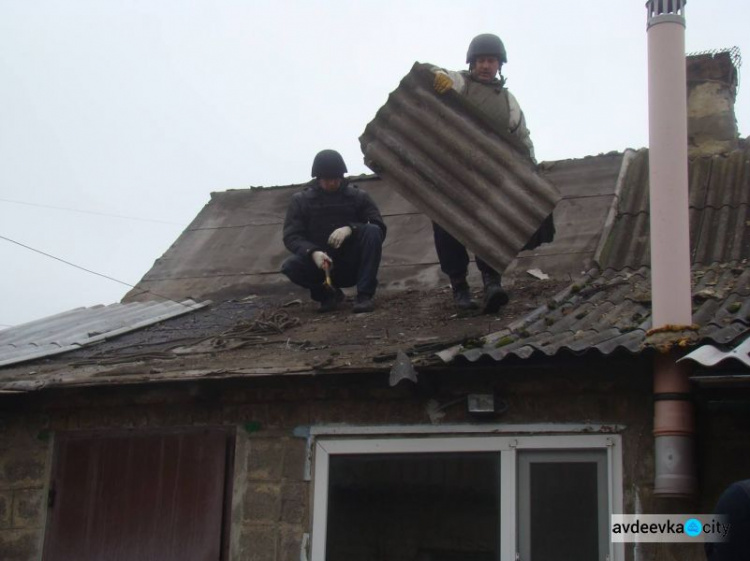 Украинские военные помогают восстанавливать Авдеевку (ФОТО)