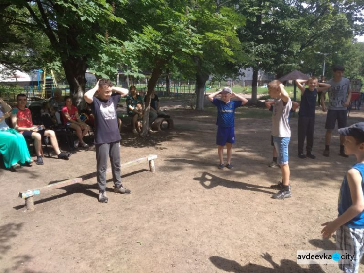 Конкурсы, танцы, лакомства: в Авдеевке особенным детям устроили незабываемый праздник (ФОТО)