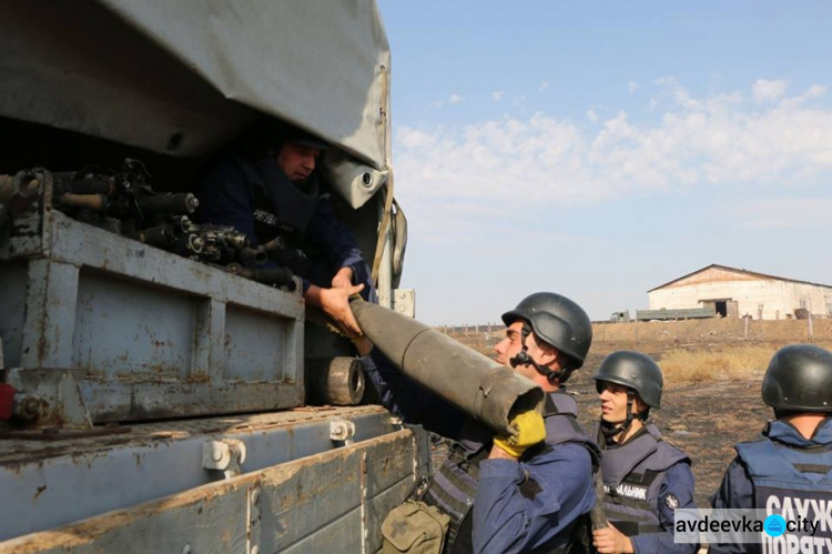 Пожар на складе боеприпасов в Донецкой области: пиротехники разминируют  село и округу (ФОТО)