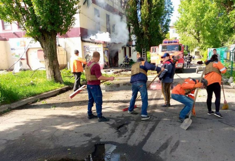 Комунальники Авдіївки продовжують оснащувати укриття та прибирати місто після обстрілів (ФОТОФАКТ)