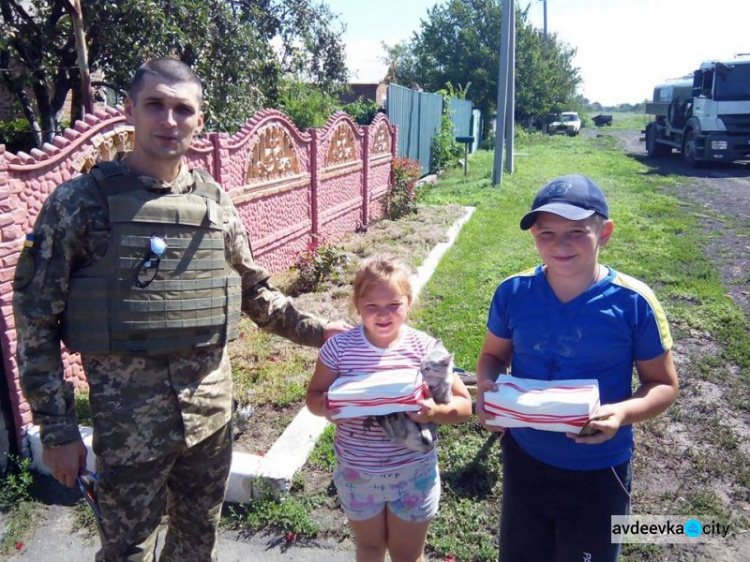 Авдеевские "Симики" доставили жителям прифронтовых сел воду, хлеб и врачей (ФОТО)