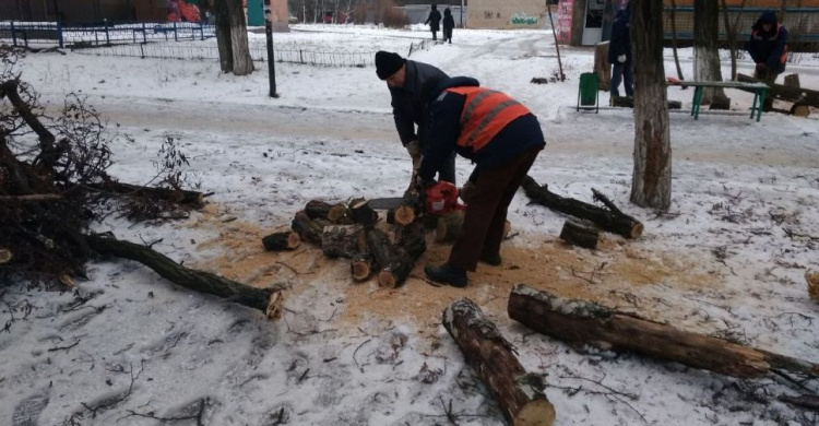 Авдеевские коммунальщики оперативно борются с последствиями непогоды (ФОТО)