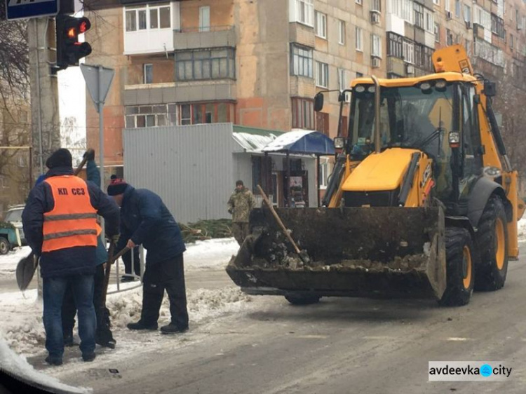 Авдеевские коммунальщики продолжают борьбу с огромными сосульками (ФОТОФАКТ)