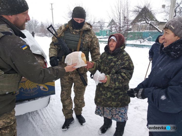 Авдеевские «симики» вырвались из снежного плена и доставили подарки (ФОТО)