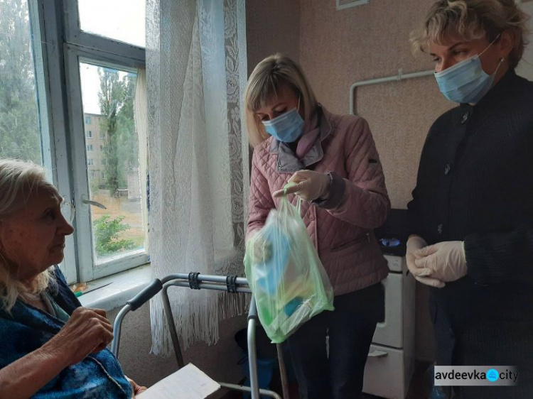 Накануне Международного дня людей преклонного возраста подопечные терцентра получили подарки