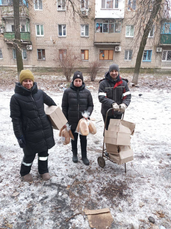 В Авдіївці мешканцям роздали хліб, освітлювальні прилади та продуктові набори