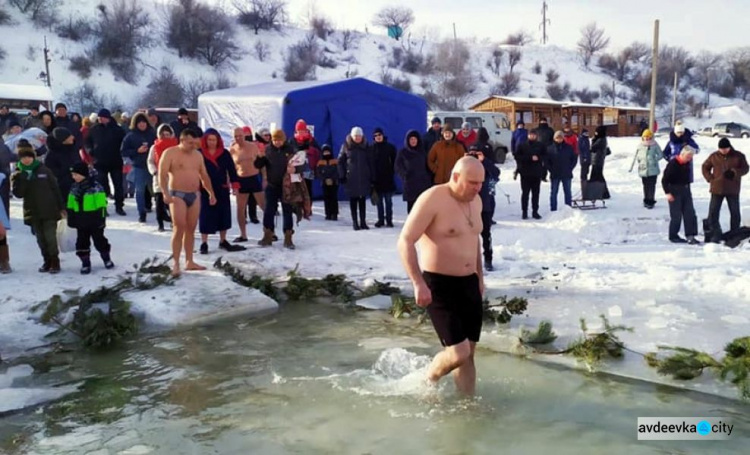 В Авдеевке на песчаном карьере провели крещенские мероприятия (ФОТО)