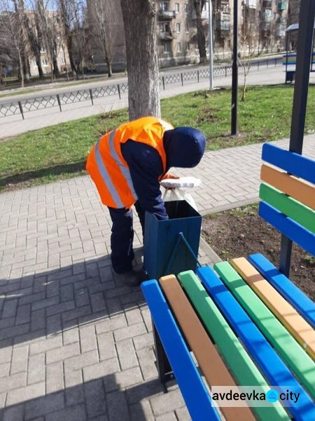 Попри складні обставини авдіївські комунальники вийшли прибирати місто (ФОТОФАКТ)