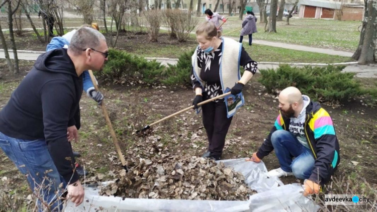 Працівники структурних підрозділів ВЦА Авдіївки влаштували велике прибирання