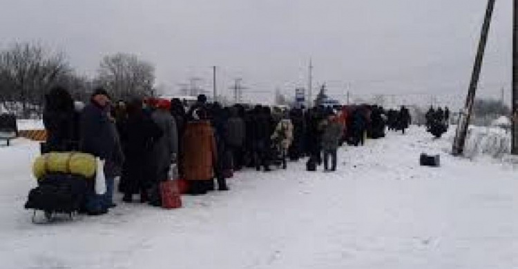 Одиннадцать человек "завернули" на донбасских КПВВ  за сутки