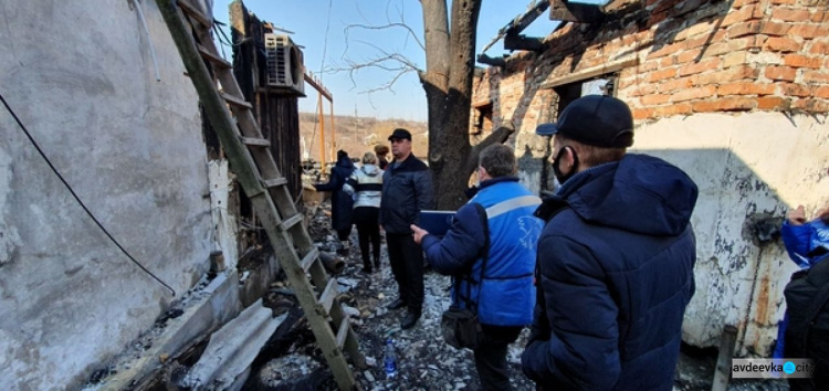 В Авдіївці продовжують обстежувати житло, зруйноване внаслідок обстрілів