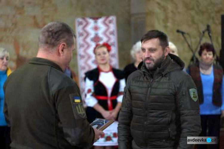 В Авдеевке военнослужащих поздравили с профессиональным праздником