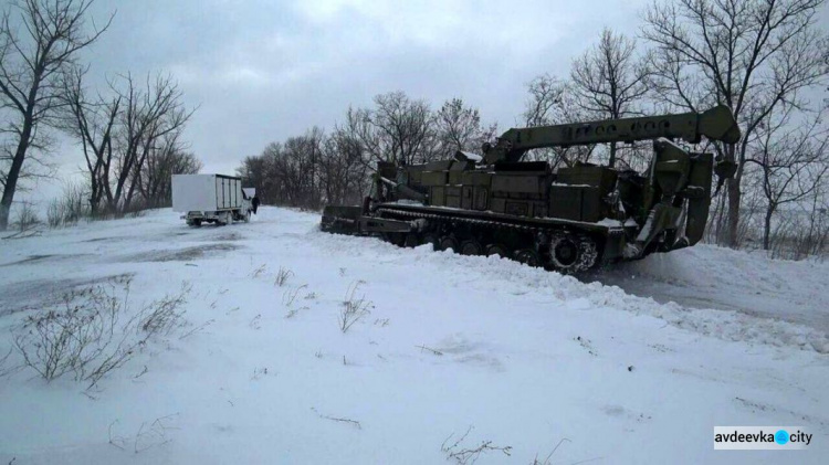 Донбасский фронт: украинские воины пережили два обстрела и боролись со снегом (ФОТО)