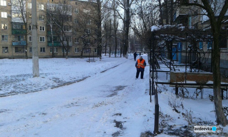 Авдеевские коммунальщики вышли на борьбу с последствиями снегопада (ФОТОФАКТ)