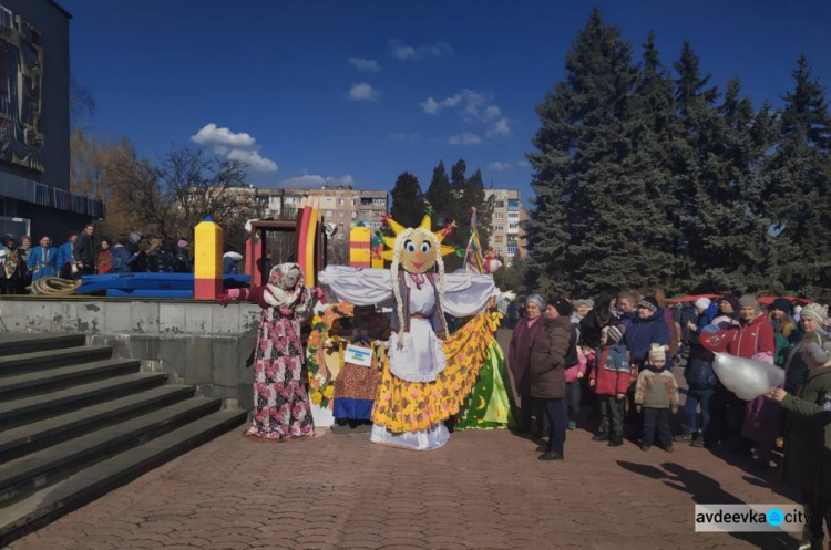 Народным гулянием в Авдеевке отметили последний день Масленицы 