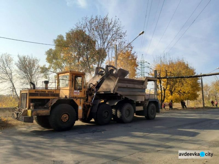 В Авдеевке работники АКХЗ наводят порядок на главной автомагистрали города