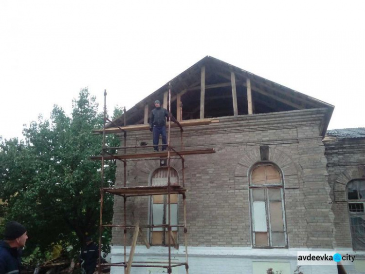 В Авдеевке отремонтировали более 90 строений, попавших под обстрел (ФОТО)