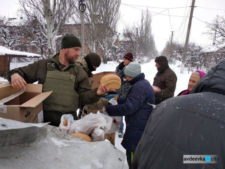 Авдеевские «симики» вырвались из снежного плена и доставили подарки (ФОТО)