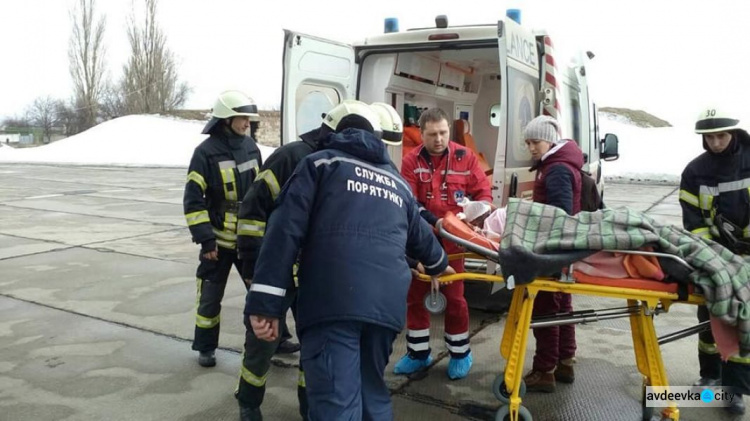 Тяжелобольного ребенка из Донецкой области самолетом ГСЧС экстренно доставили в Киев (ФОТО)