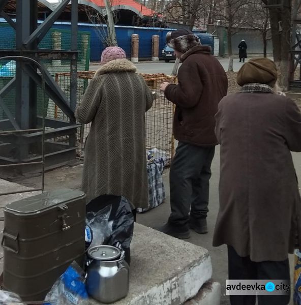 Миссионерский центр "Доброй Вести" начал кормить бездомных в Авдеевке (ФОТО)