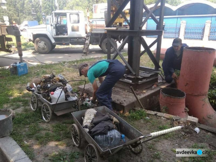 Підготовка до нового опалювального сезону у розпалі: авдіївські комунальники розпочали ремонт компенсатора