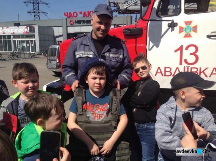 Авдеевские дети попали в мир огнеборцев: фоторепортаж