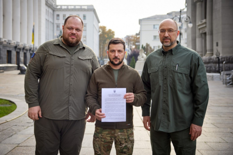 Ми робимо свій визначальний крок, підписуючи заявку України на вступ у пришвидшеному порядку до НАТО: звернення Президента Зеленського