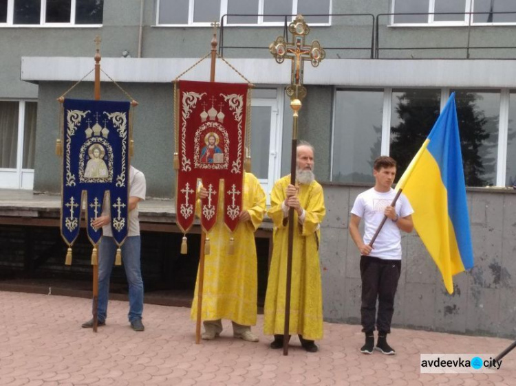 Авдеевка массово помолилась за мир: фоторепортаж