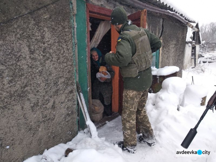 Авдеевские «симики» вырвались из снежного плена и доставили подарки (ФОТО)