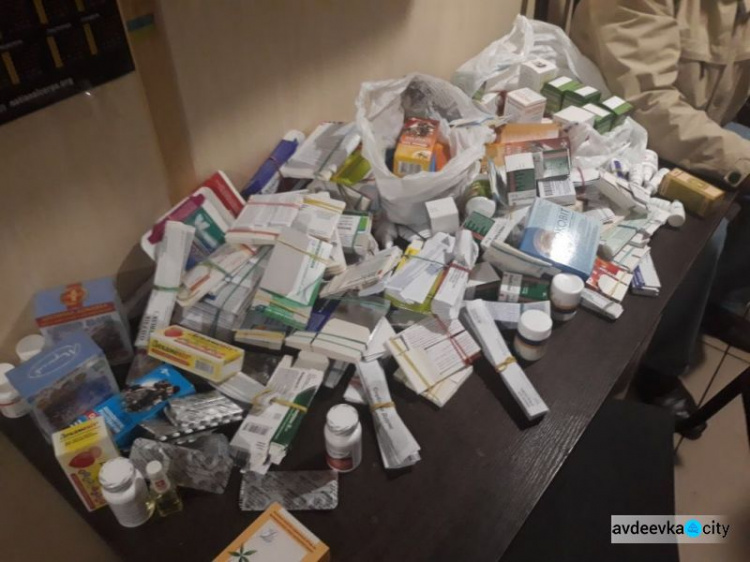Пограничники не дали перевезти в ОРДЛО 76 500 долларов и лекарства на продажу (ФОТО)