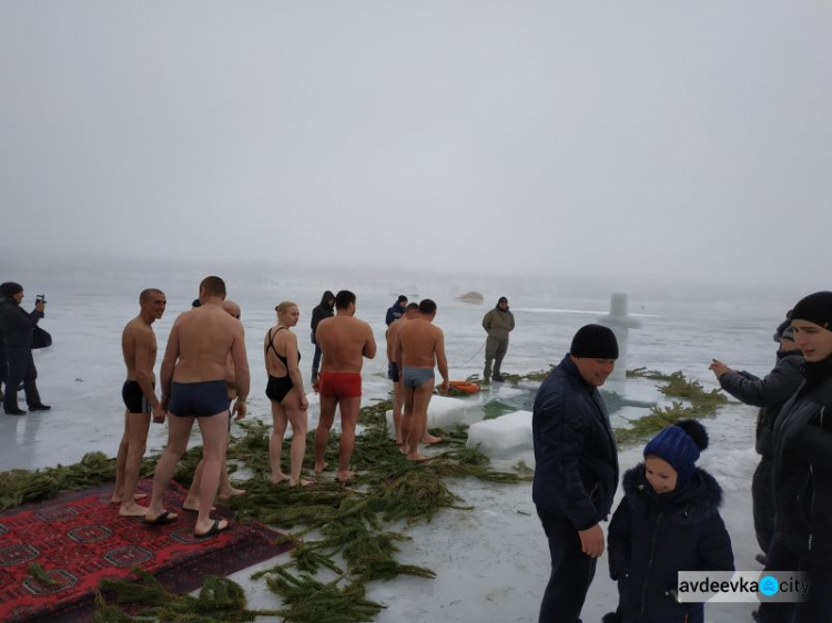 Прифронтовая Авдеевка празднует Крещение (ФОТОРЕПОРТАЖ)