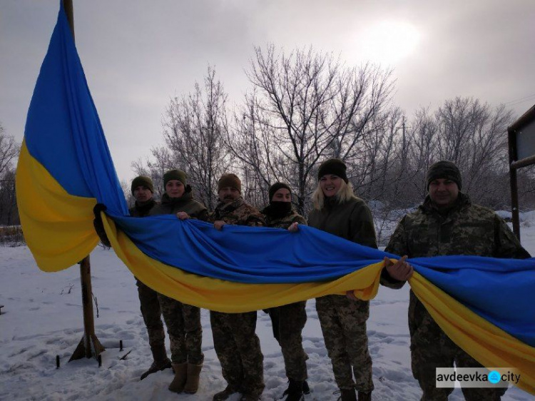 На въезде в Авдеевку реет восьмиметровый флаг Украины (ФОТО) 