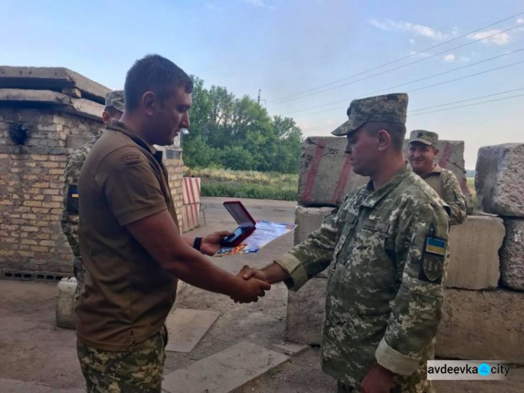 Награждены военнослужащие, задержавшие на блокпосту около Авдеевки подозреваемого в убийстве (ФОТО)