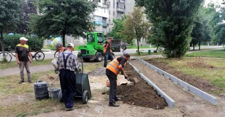 В Авдеевке коммунальщики обустраивают пешеходную дорожку к социально важным объектам