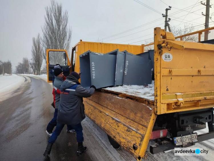 На вулицях Авдіївки комунальники встановлюють нові сміттєві баки