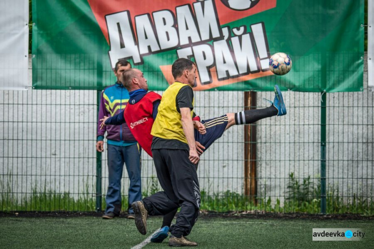 «Звездное небо» авдеевской «промки», братья меньшие, быт и оружие: потрясающие фото от защитников Авдеевки