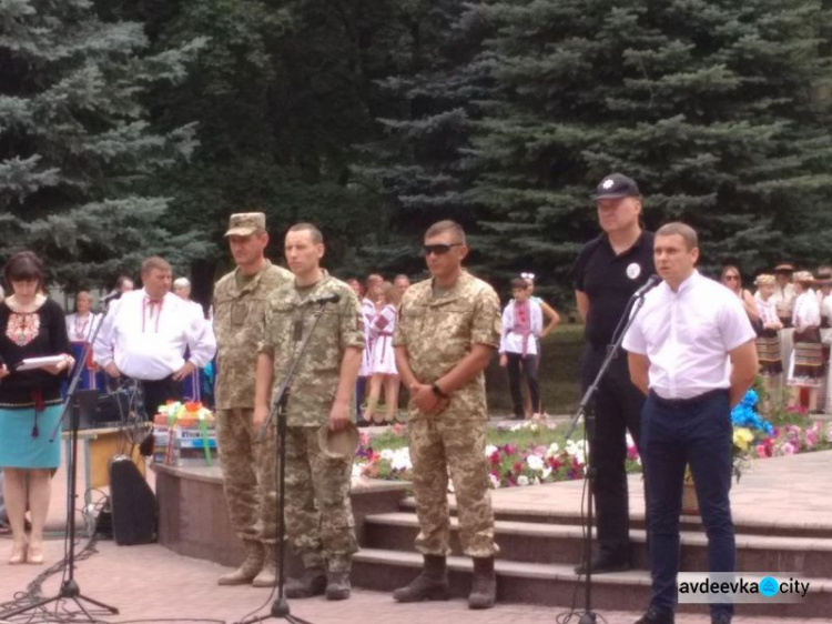 Прифронтовая Авдеевка ярко отмечает День Конституции Украины: ФОТОРЕПОРТАЖ