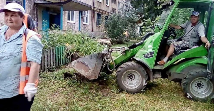 Долой токсичные покрышки: коммунальщики продолжают ликвидировать автошины на придомовых территориях