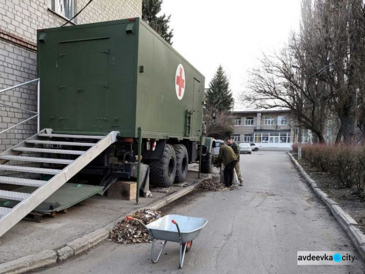 В Авдіївці військові та місцеві медики вийшли на суботник