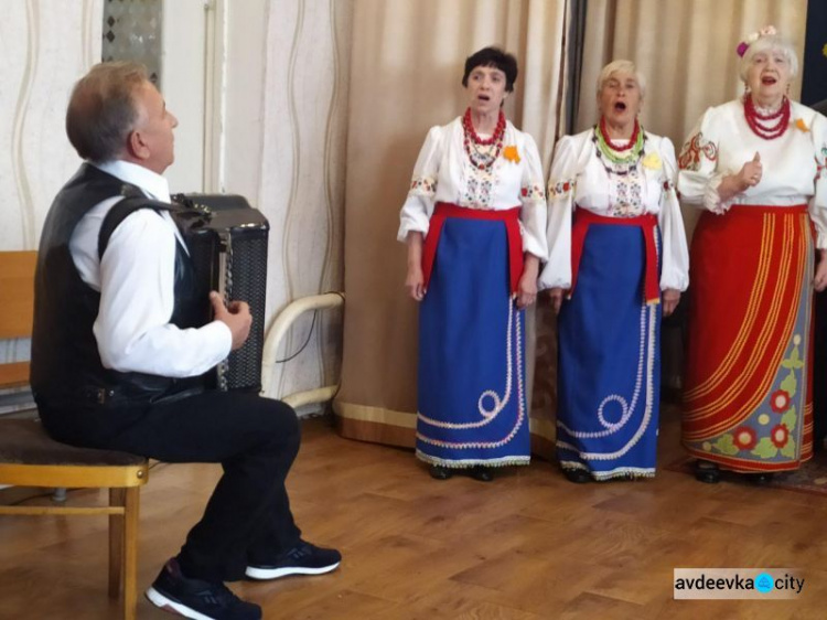 Тёплые слова, творческие номера и подарки: в Авдеевке душевно поздравили пожилых людей (ФОТО)