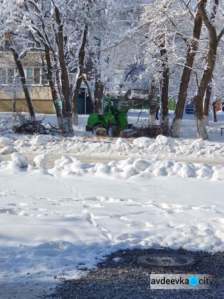 ФОТОФАКТ: авдеевские коммунальщики устраняют последствия снегопада