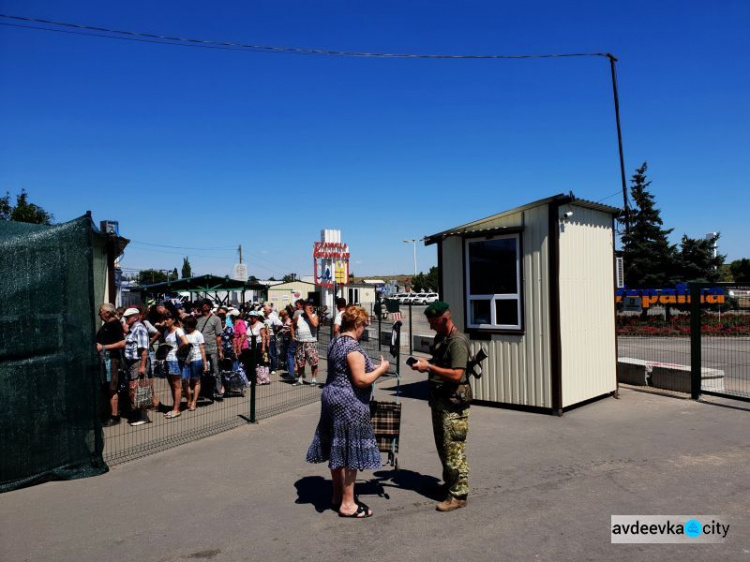 Переселенцы, отказ в пропуске и штрафы: как прошла неделя в донбасских пунктах пропуска (ФОТО + ИНФОГРАФИКА)