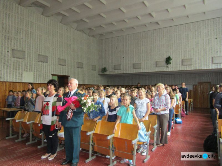 Авдеевские школьники цветами, стихами и фотовыставкой отметили двойной праздник (ФОТО)