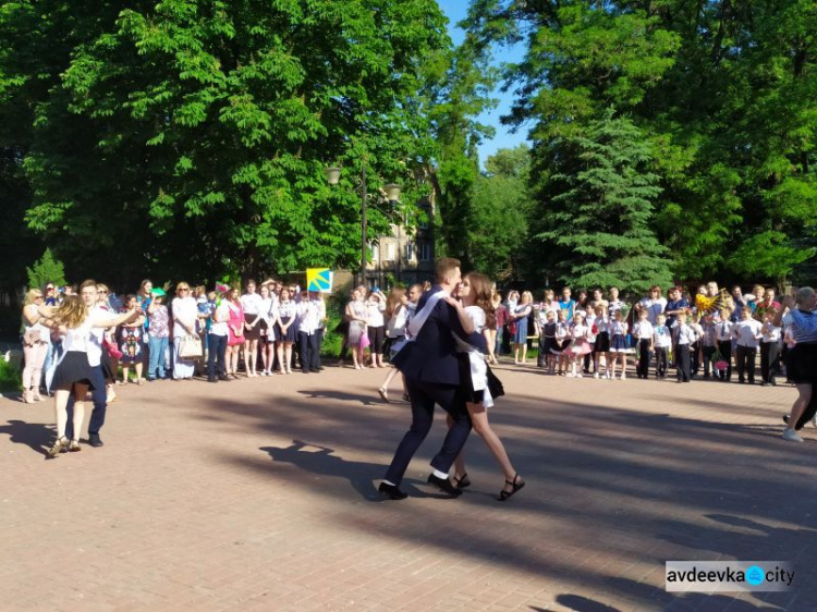 В школах Авдеевки ярко и трогательно отшумели последние звонки (ФОТОРЕПОРТАЖ)