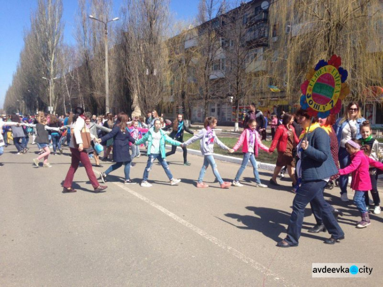 Авдеевцы поют и танцуют с самого утра: фоторепортаж