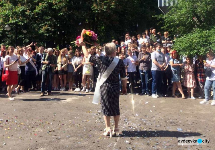 В школах Авдеевки прозвенели последние звонки (ФОТО)