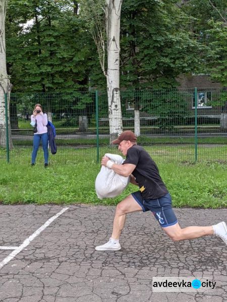 В Авдеевке прошли соревнования силачей «Казацкие развлечения»