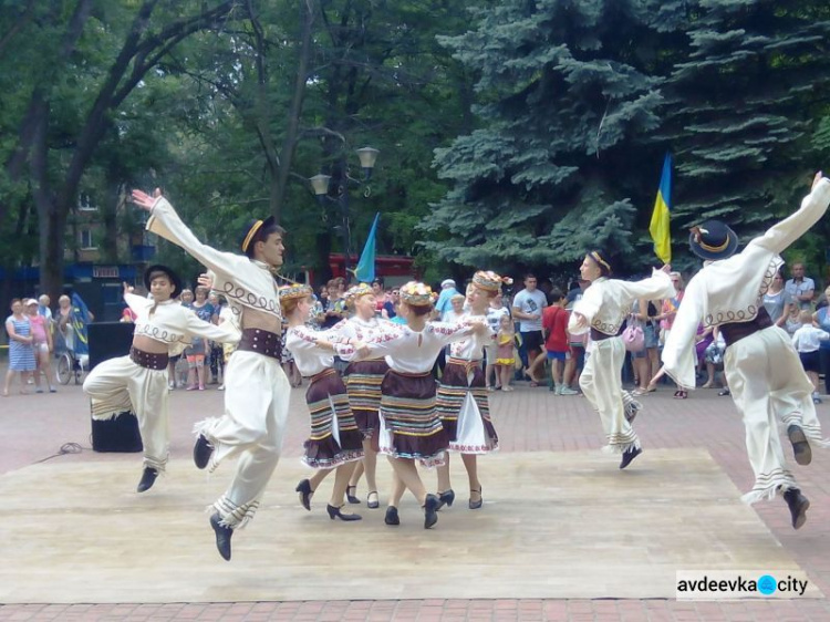 Авдеевские «симики» праздновали, возлагали цветы и сопровождали нардепа (ФОТО)