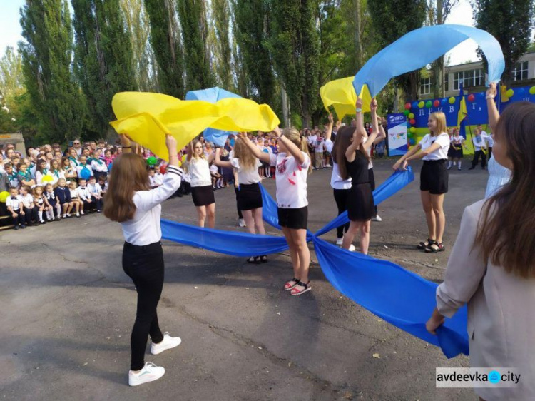 Первый звонок в авдеевских школах: торжественные линейки, шары и награждения (ФОТО)